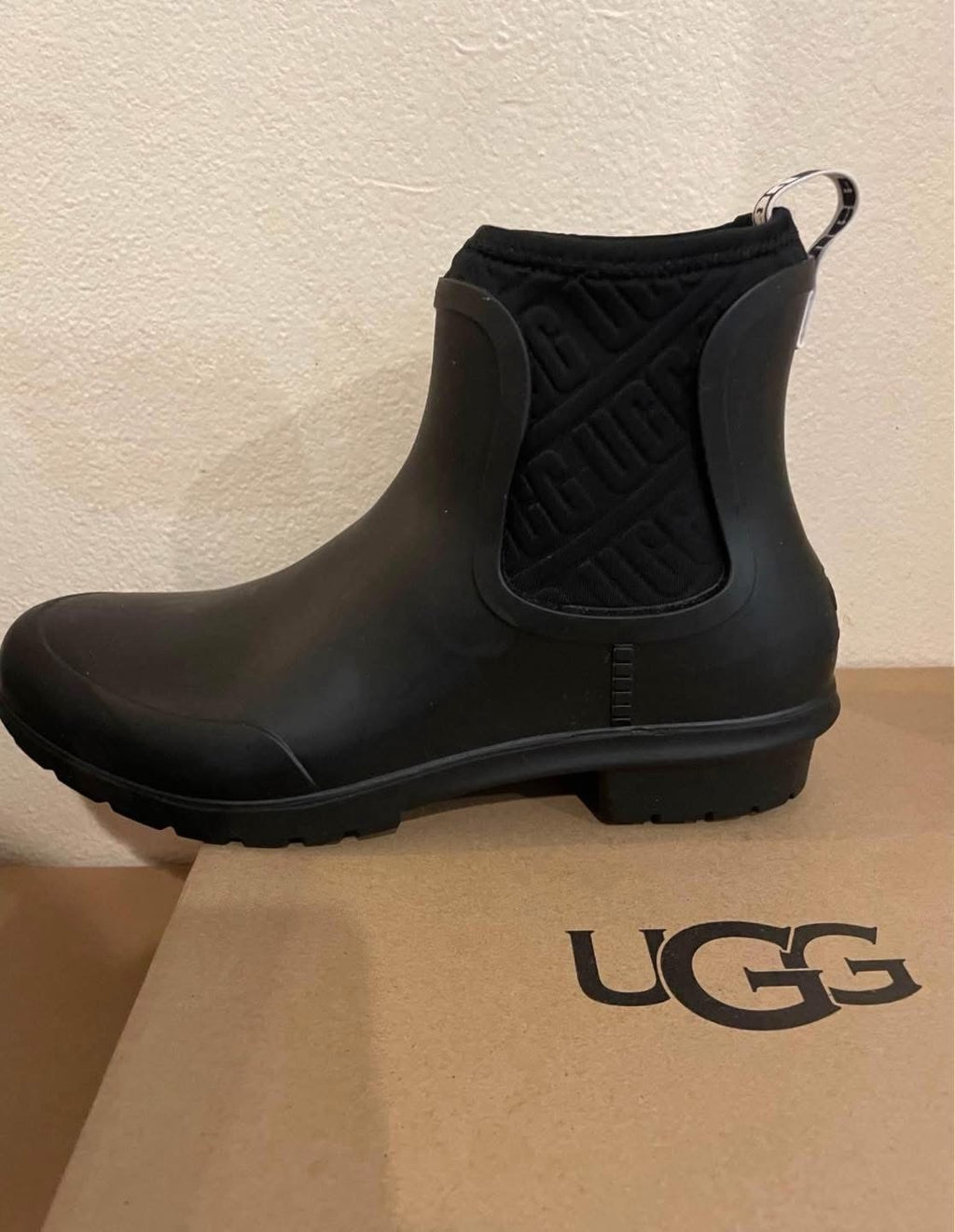 UGG MIXED SHOES & SLIPPERS PALLETS (200 pairs)