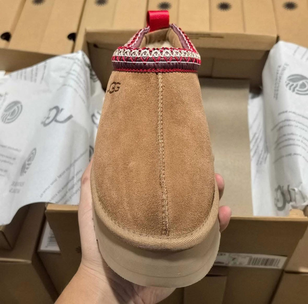 UGG MIXED SHOES & SLIPPERS PALLETS (200 pairs)